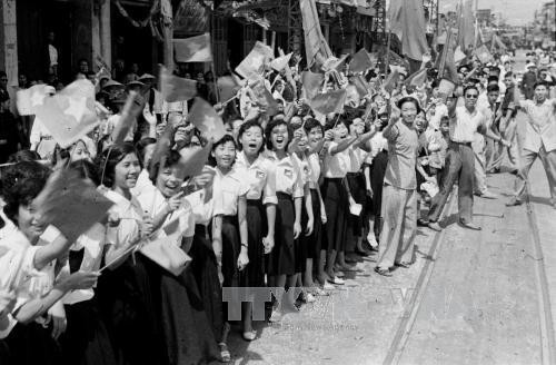 资料片：首都市民欢乐迎接解放军。（图片来源：越通社）