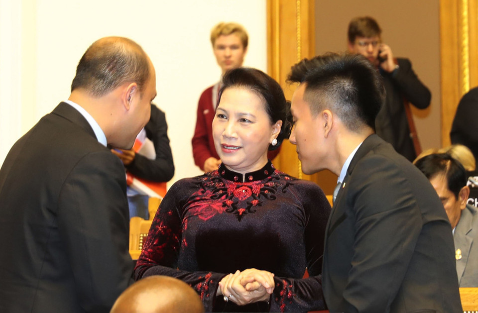 越南国会主席阮氏金银与与会代表交换意见（图片来源：越通社）