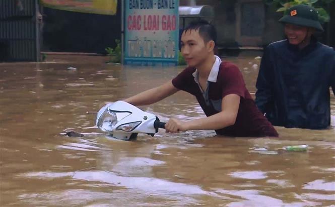 连降大雨导致多条道路被淹。（图片来源：越通社）