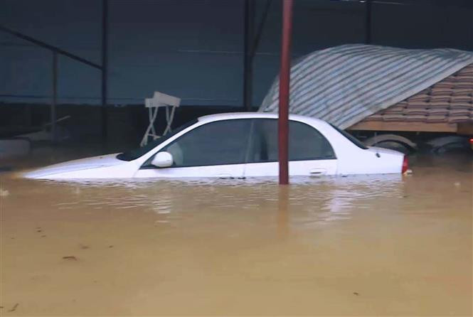 连降大雨导致多条道路被淹。（图片来源：越通社）