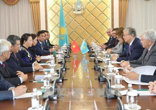 越南国会主席阮氏金银会见哈萨克斯坦议会上院议长卡西姆若马尔特•托卡耶夫。（图片来源：越通社）