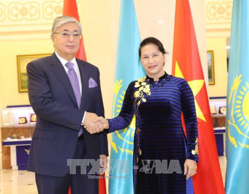 越南国会主席阮氏金银（右）会见哈萨克斯坦议会上院议长卡西姆若马尔特•托卡耶夫。（图片来源：越通社）
