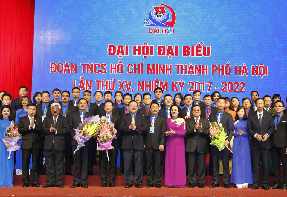 河内市领导和与会代表合影。（图片来源：越通社）