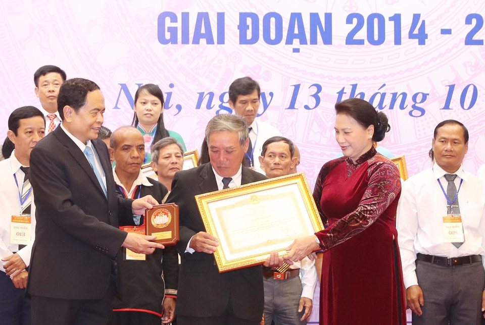 国会主席阮氏金银优秀代表颁发奖状（图片来源：越通社）