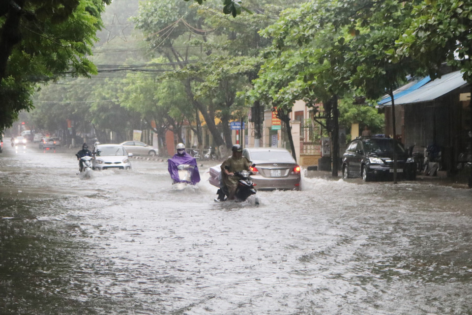  宁平省受热带底气压影响出现强降雨 多条道路被淹。（图片来源：越通社）