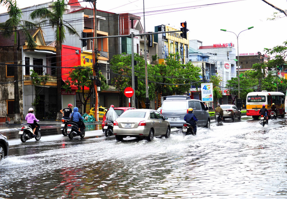 河静省受热带底气压影响出现强降雨 多条道路被淹。（图片来源：越通社）