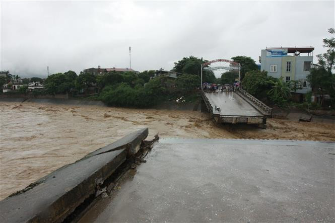 安沛省义路县的大桥被洪水冲垮。（图片来源：越通社）