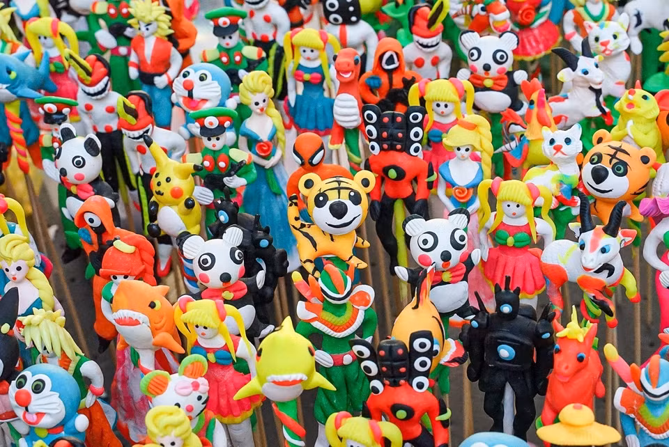 截至目前，艺人们以其不断的创意精神，制作出许多独特、艺术性强、难度高的民俗产品，如：戏周猊、狮子戏球、金鱼、六畜和顺化小动物等。图自越通社