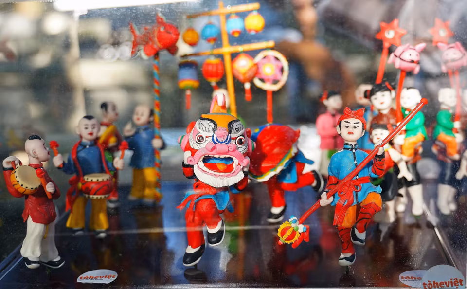 艺人邓文厚制作的中秋灯笼面塑系列是凭着同春、浦客、富川等地方的传统捏塑技艺以及民族文化来制作的。图自越通社