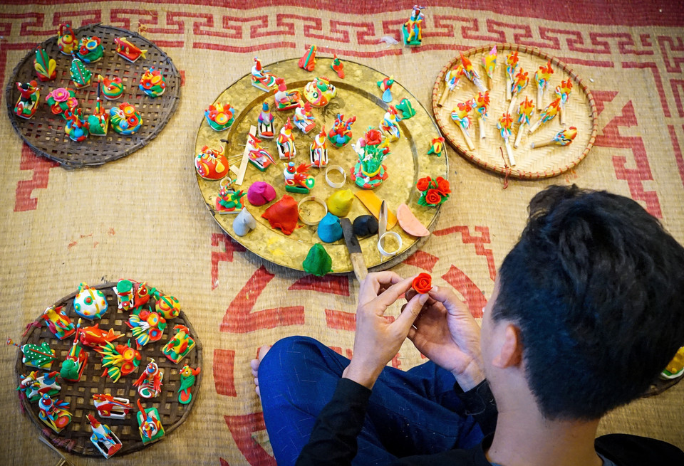 除了出售现有的面塑外，艺人们还会根据客户的要求直接捏塑。图自越通社