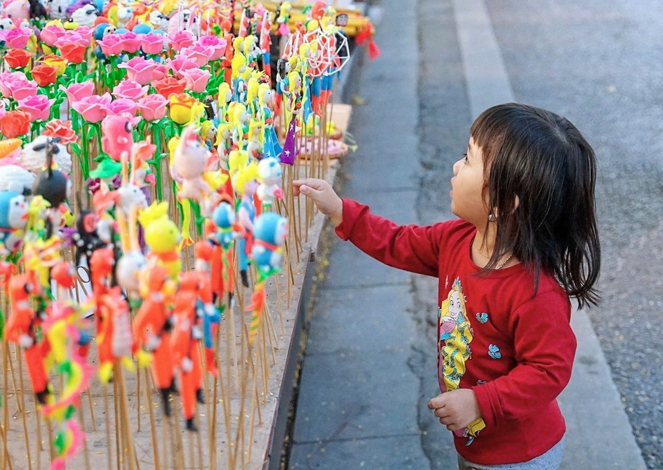 五颜六色的面塑颇受小朋友们的喜爱。图自越通社