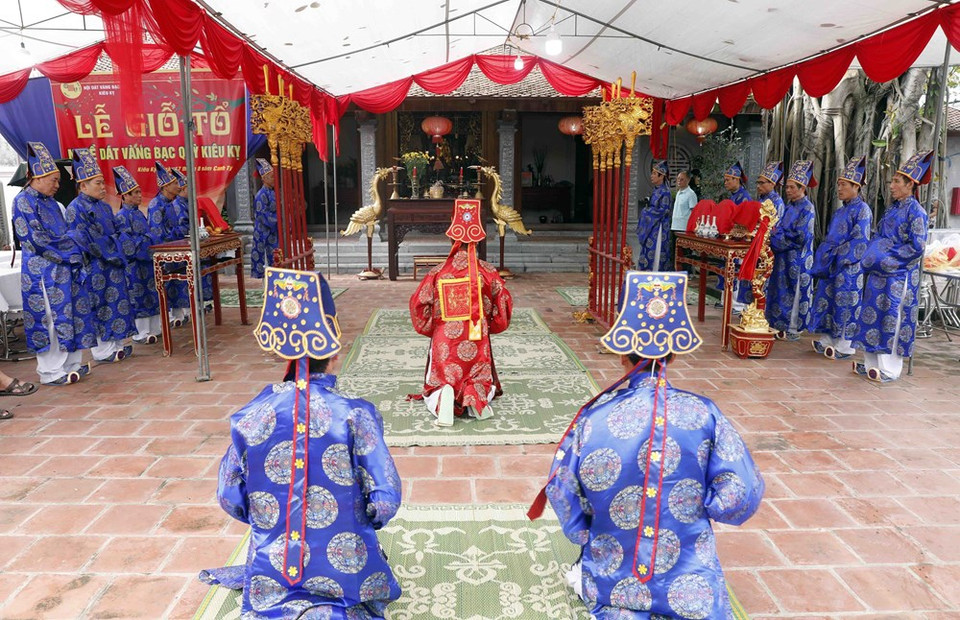 骄箕村艺人参加祖职忌日仪式。越通社记者 陈越 摄