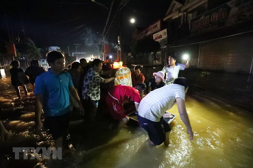 洪水包围也阻挡不了送葬的步伐。越通社记者 诚达 摄