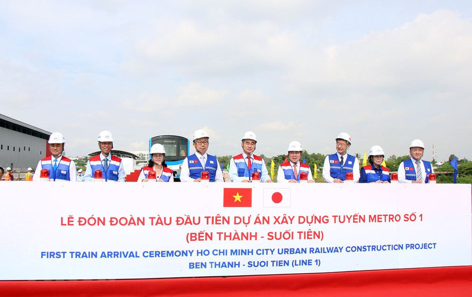与会代表出席在隆平车站举行的胡志明市城市地铁一号线项目（槟城-仙泉）首列车接车仪式。越通社记者 进力 摄