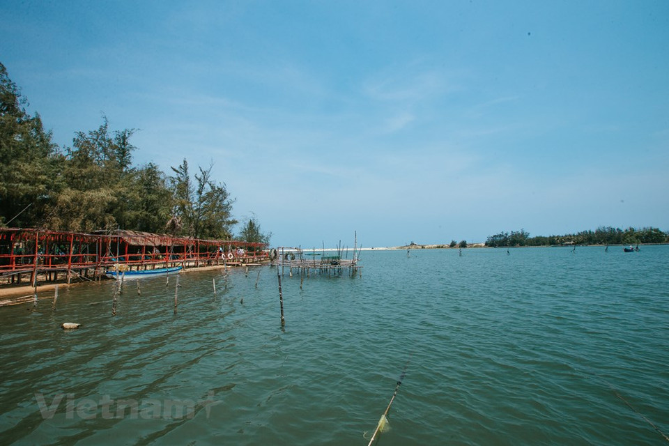 乌鸾潭从高处俯瞰就像一只展翅翱翔的巨鸟。景致迷人，物产丰富，尤其是享有盛誉的血蚶。2011-2015年阶段，富安省接待游客量年均增长20%，其中国际游客年均增长10％；旅游收入增长30％。 2015年，游客量达90万人次，其中国际游客量达3万人次，旅游收入达8500亿越盾。图片来源：Vietnam+