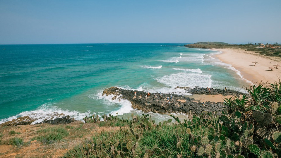 罢斜海滩位于绥和市北边，长达500米，拥有原始之美。罢斜海滩上面就是山脉，山上绿草丛生，天然草丛。游客们可在欣赏黎明美景或在这儿进行户外旅行探险野营过夜活动，十分有趣，并给游客留下深刻印象以及难忘的旅程体验。图片来源：Vietnam+