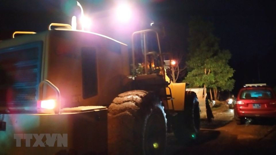 抢险救灾力量赶赴泥石流发生现场的茶棱乡第一村。越通社记者 陈黎林 摄