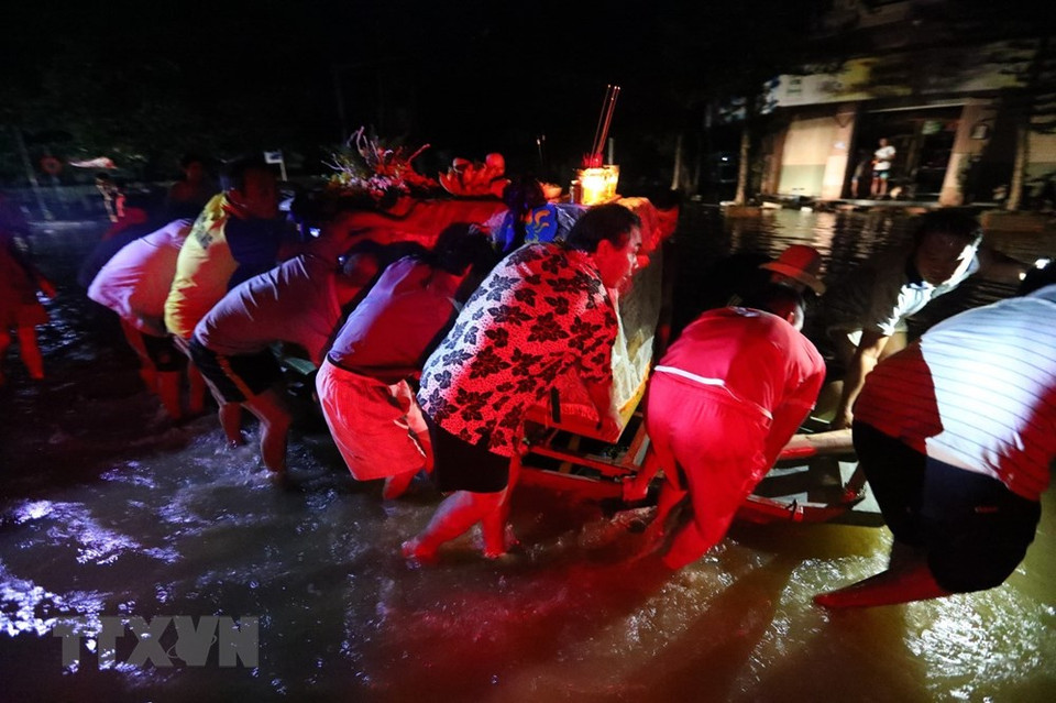 在四面都是洪水的背景下，灵柩迁移工作是较为困难的，当地居民要争取夜里为亲人举行葬礼，将灵柩移送深墓园。越通社记者 诚达 摄