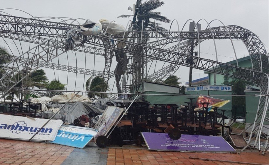 第九号台风给岘港市公共场所造成严重损失。图自越通社