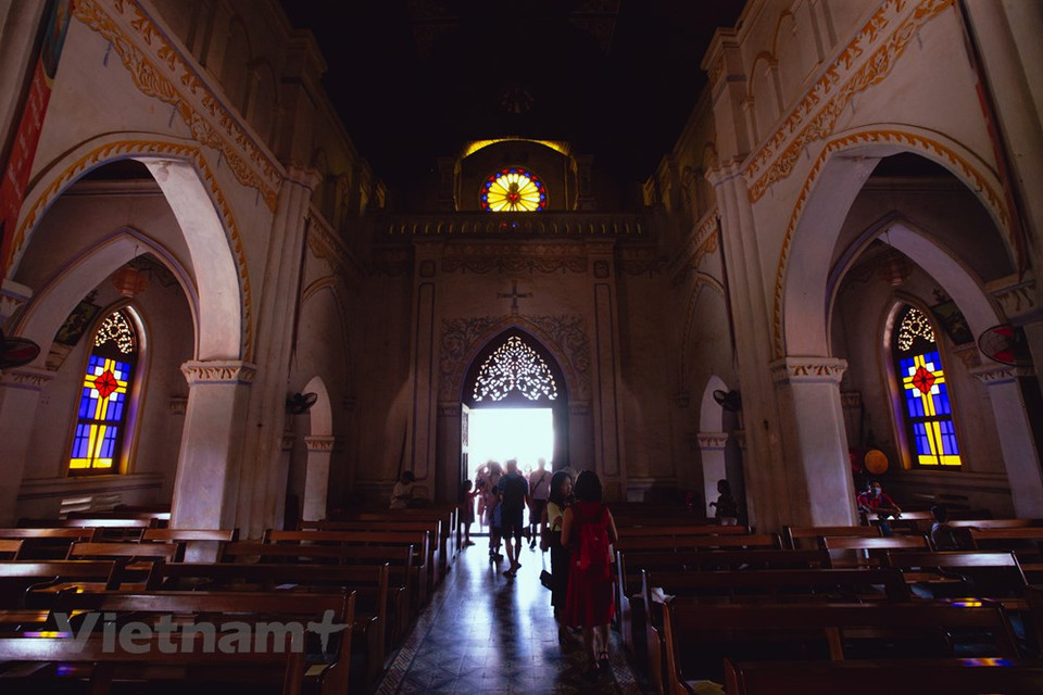 富安省拥有许多著名和独一无二的旅游景点。这就是该省打造特色旅游产品，吸引了更多游客前来旅游的巨大优势。近期，富安省已成为国内外游客青睐的旅游目的地。当孟陵教堂拉钟线时，游客们将感受到整个教堂的热闹气氛。图片来源：Vietnam+