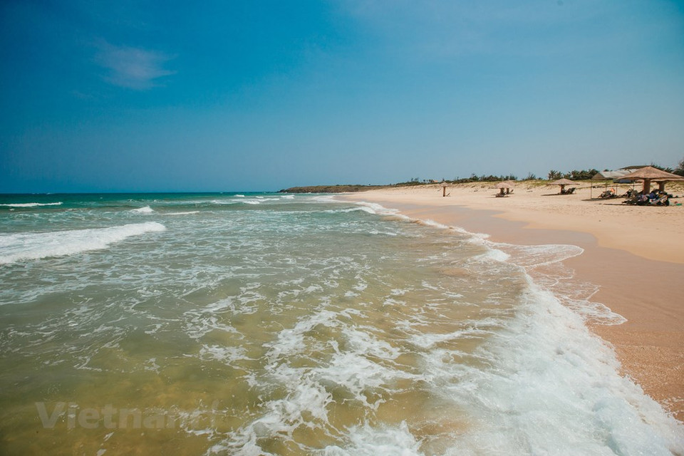 罢斜海滩也是归仁最美且清洁的海滩之一。归仁市位于大片宽阔的长沙滩上，与姐妹城市芽庄媲美。海滨大道已经引来不少投资者的关注，装修得整齐漂亮，宽阔的步行道受当地居民与游客的欢迎，黄昏时可以在这里散步。此外，再往南或往北走远一些，就能坐拥大片无人沙滩。图片来源：Vietnam+