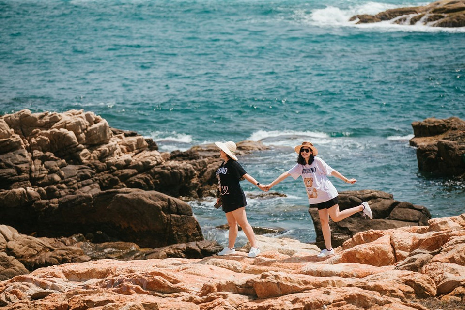 《我看见黄花在绿草中摇曳》影片播放后，影片取景地富安省闻名远近并一直是国内外游客喜爱的旅游目的地。去富安旅游时游客一定要参观罢斜海滩。富安省是越南中南沿海地区的一个省，省莅绥和市。富安省政府已推出各项优惠政策，吸引实力强的投资者前来投入基础设施建设，打造适合当地优势的旅游产品。目前，该省主要接待来自俄罗斯和北欧国家的游客。图片来源：Vietnam+