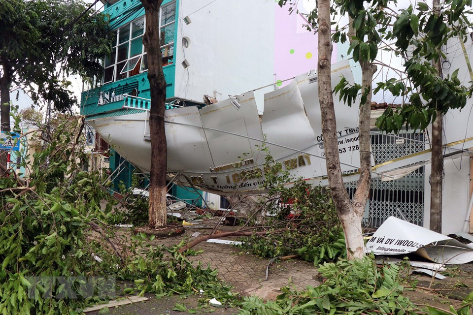 广义市多间房屋屋顶被台风掀翻。图自越通社