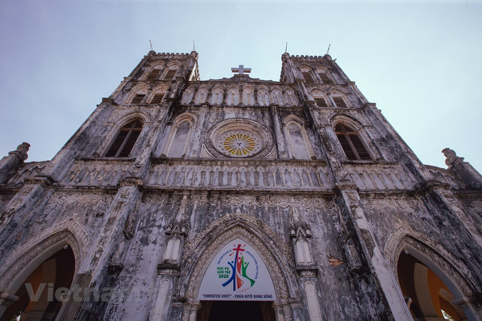 富安省位于越南，区属中南沿海地区，北与平定省相邻，南接得乐省、庆和省，西临嘉莱省，东临南中国海。距离绥和市以北35公里，孟陵教堂是越南最古老的教堂之一。孟陵教堂正面的建筑令人印象深刻，并大力吸引四面八方的游客前来参观游览。图片来源：Vietnam+