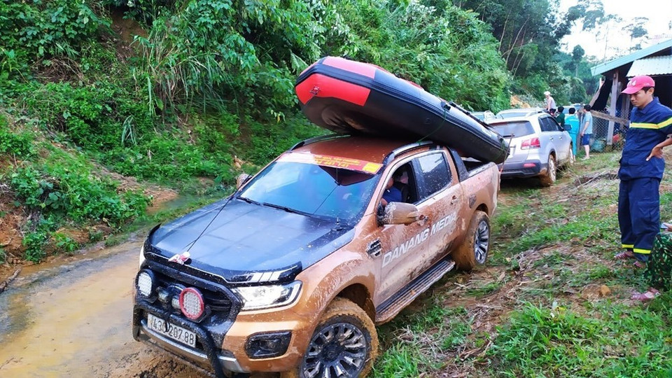 车辆前往茶棱乡发生泥石流事故区域。越通社记者 陈黎林 摄