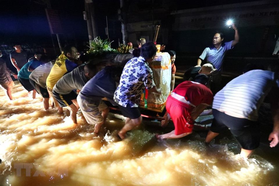 在洪水包围的背景下，将灵柩移送深墓园工作较为困难。越通社记者 诚达 摄