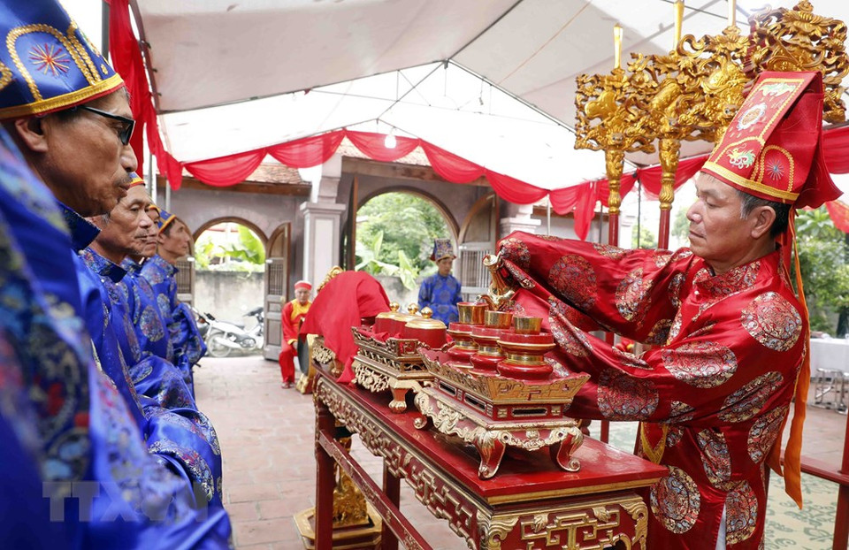 骄箕村艺人参加祖职忌日仪式。越通社记者 陈越 摄