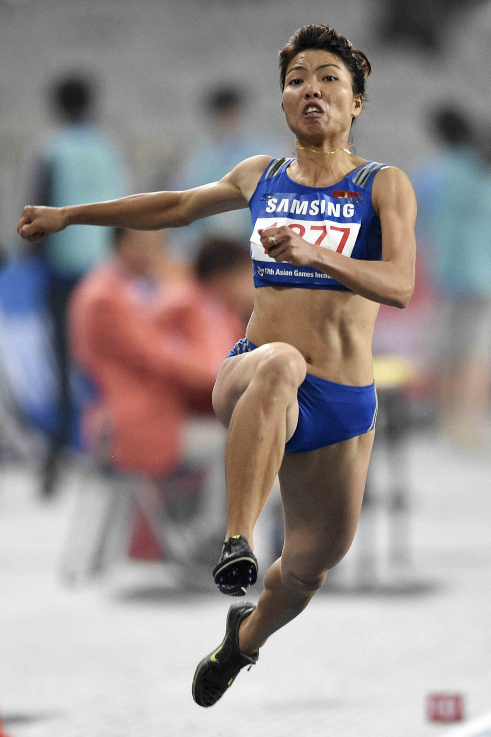 越南女运动员裴氏秋草在2018年亚运会上在田径赛项获得金牌并获得2018年优秀首都公民称号。图自越通社