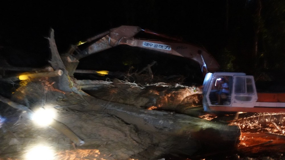 职能力量尽快开通进入茶棱乡发生泥石流事故区域的道路。越通社记者 伟诗 摄