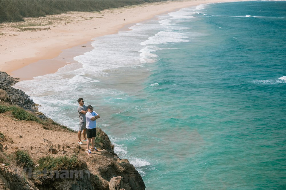 乌鸾潭位于绥安县安和社新安村，是富安省著名的景点。这里的陆地和大海连成一片，形成了一幅自然的山水画卷。雄伟壮观的山峦与绿色的原始森林，旁边是广阔无边的大海，这一切形成了丰富的生态体系。此外，乌鸾潭的美食较为丰富，特色菜肴既好吃又便宜。图片来源：Vietnam+
