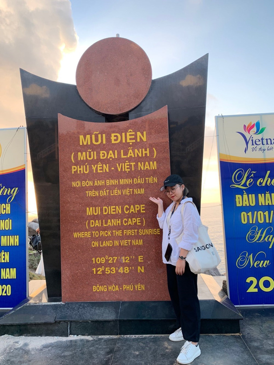 大领角（又称殿角），是富安最美的旅游景点之一。大领灯塔是富安最美的旅游景点之一。这里是祖国最东端，游客也可以在这儿观赏越南清晨的第一缕阳光。如果想登上灯塔顶部，就要爬100多级螺旋式台阶。到达灯塔顶部远眺，游客可以感受到天地的广阔和大自然的美丽。图片来源：Vietnam+