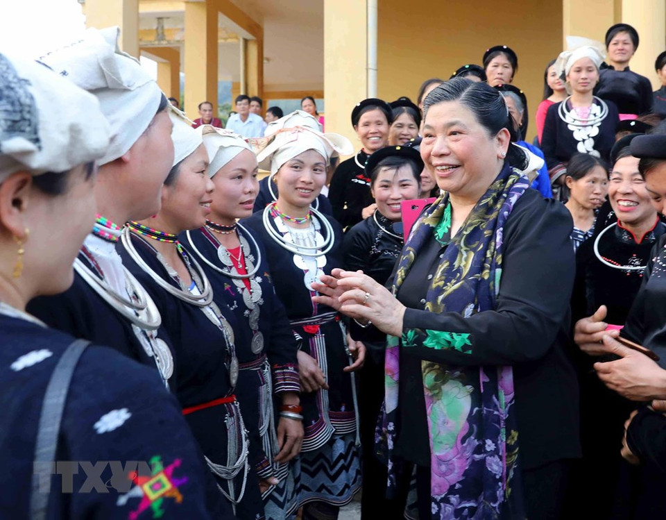 越南国会副主席丛氏放探望慰问宣光省霑化县优抚政策家庭并向他们赠送礼物。越通社记者 芳花 摄