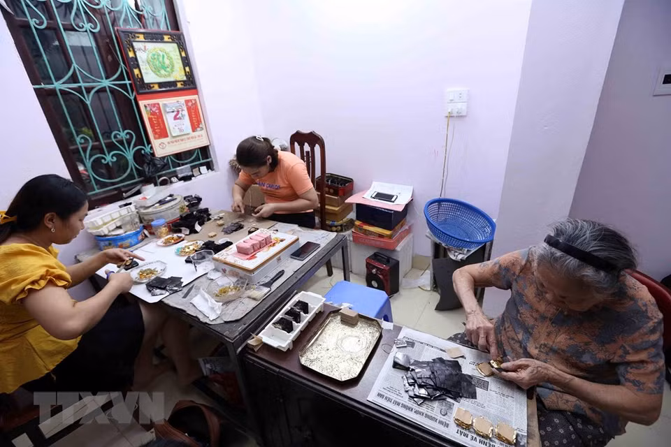 阮文钟艺人家庭参加制作金箔的不同工序。越通社记者 陈越 摄