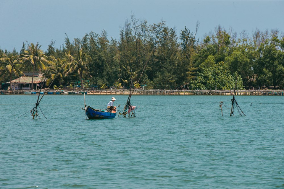 除了远洋捕捞业外，富安还有高档水产养殖的优势，如龙虾、白脚虾、香螺、石斑鱼、鲈鱼等。世代以来，富安省一直是个温柔沉静、充满诗意的地方，令游客流连忘返。广袤无垠的葱绿稻田，清澈湛蓝的海水，延绵千里的白色沙滩，海边原始的石场，古香古色的芒郎教堂等为这片土地增添了独特魅力。图片来源：Vietnam+