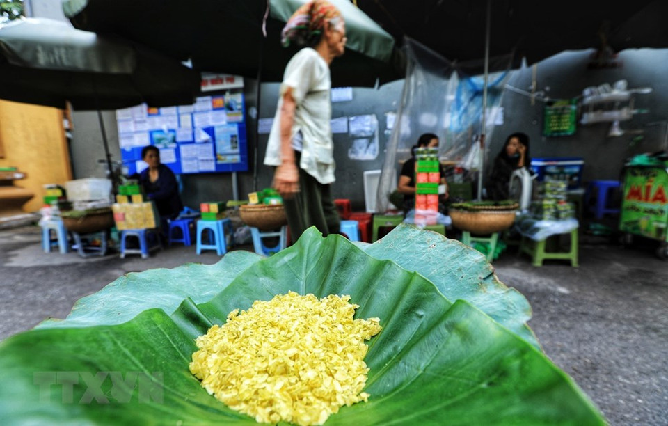 目前，望村门前只剩下几户仍向四面八方的游客推售扁糯。越通社记者 诚达 摄