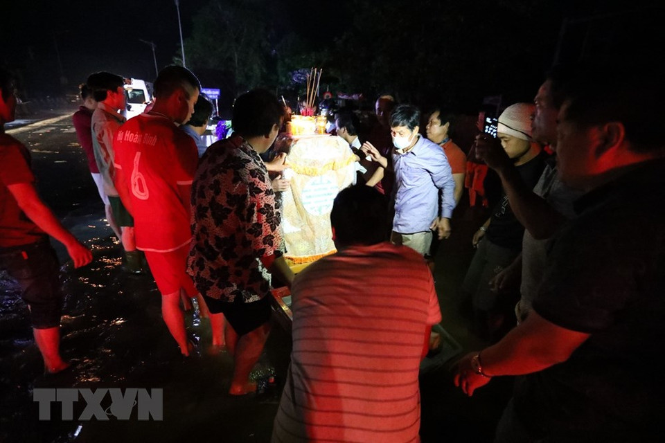 家人将灵柩移送到高地，举行葬礼。越通社记者 诚达 摄