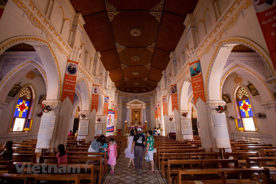 古老的孟陵教堂是来到绥和旅游的游客去富安旅游时不可错过的旅游景点之一。这座教堂已有120多年的历史，是越南数一数二最古老的教堂。不仅如此，这座古老、庄严的哥特式建筑也十分吸引游客。这里也是收藏越南第一部国语书的地方。图片来源：Vietnam+