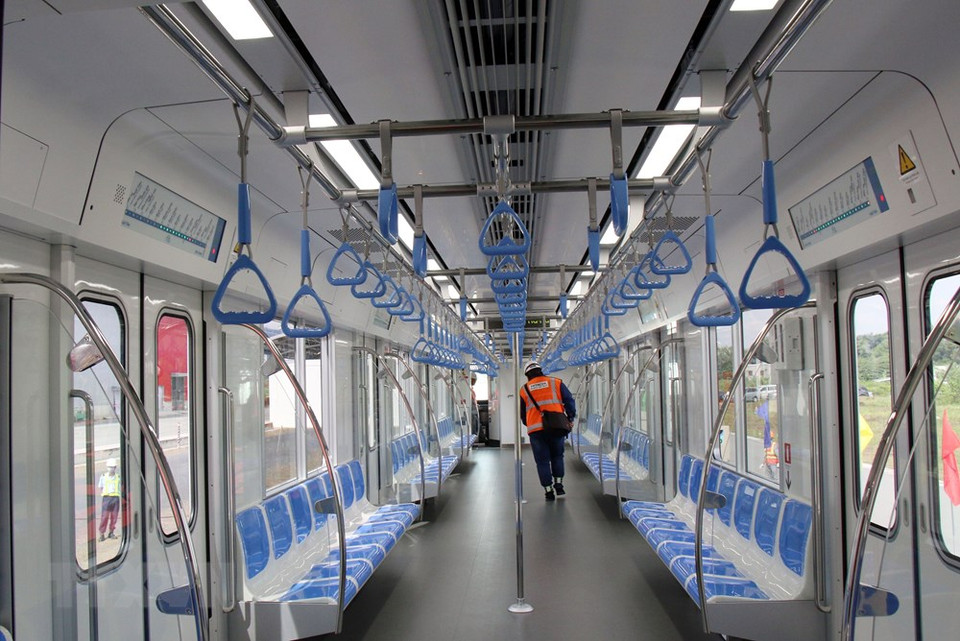 列车设计最高速度可达每小时110公里（高架路段）和每小时80公里（地下路段），重量达159吨，客运量达930人。越通社记者 进力 摄