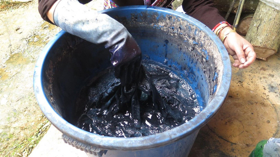 织物被染成木炭绿、黑、棕等颜色。越通社记者 越皇 摄