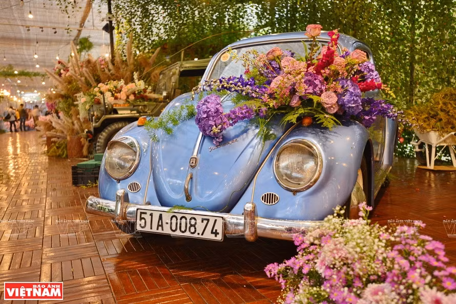 法国殖民当局看到这片荒地气候同地处温带的法国相似，便很快辟为法国官员和远征军官兵的理想休闲避暑地，一幢幢华丽别墅拔地而起。随后，人们把温带地区的蔬菜花卉种子带来栽培，以缓解思乡情。越通社记者 清和 摄