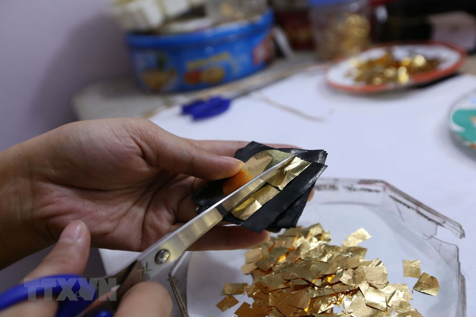 黄金经连续式轧机最后轧制的热轧薄板，然后切成小块。越通社记者 陈越 摄