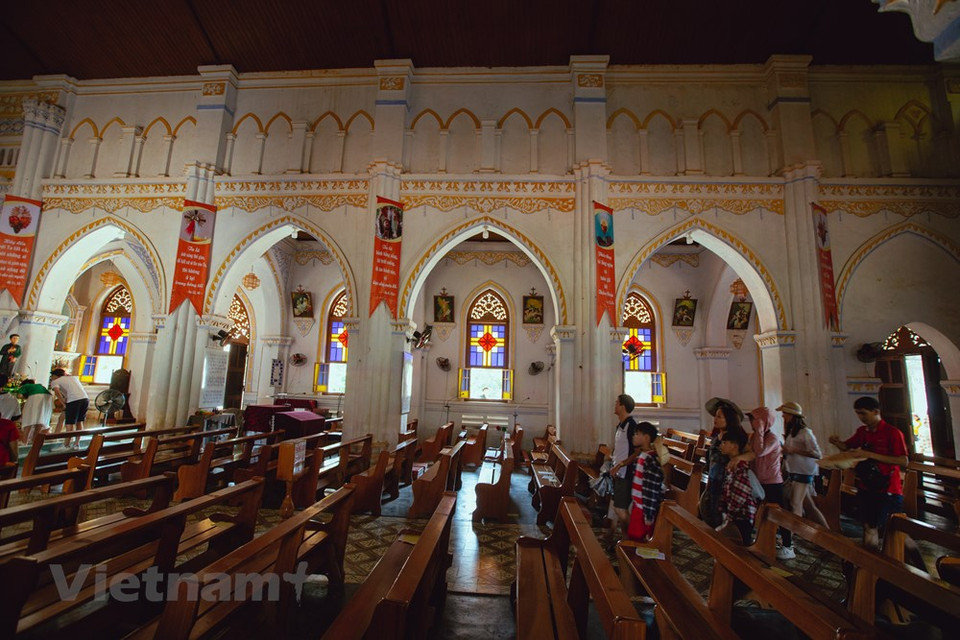 孟陵教堂一直迎接大量游客前来参观游览。游客们可在孟陵教堂里拍摄留念、探险独特旅游景点。远离喧嚣的河内来到宁静的富安，放慢生活节奏，游客们觉得非常惬意。富安海滩非常美丽，海水清澈。尽管富安旅游业还没有蓬勃发展，但当地居民的朴实和热情让游客非常感动。图片来源：Vietnam+