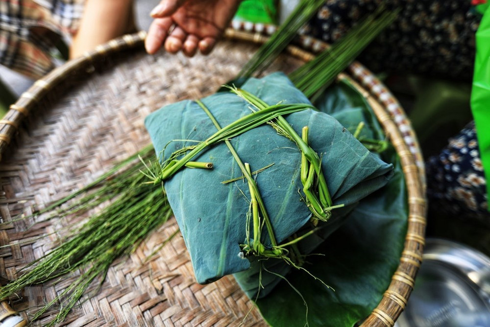 扁糯米片用荷叶仔细地包起来，用绿色的稻草绑住，很好看。荷叶象征着纯洁清雅，其与扁糯米片的混搭创造了该产品独特的香甜。越通社记者 诚达 摄