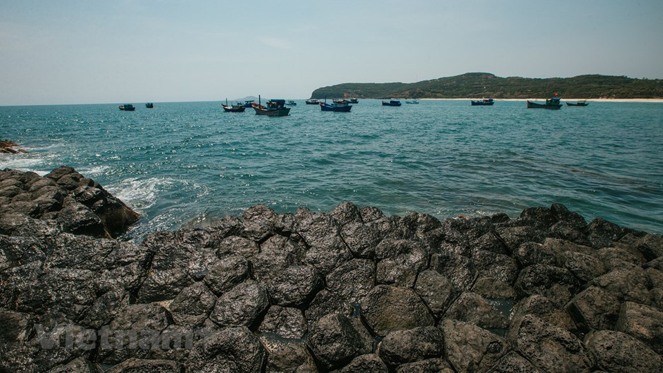 石盘滩犹如一个巨型的蜂窝，日日夜夜与海水相伴，与风浪为伍。石盘滩宽度逾50米、长约200米，远看犹如一个巨大的蜂窝突显于碧海青天中，近看更令人惊奇于无数不同形状的石块，有圆的、方的、六角形的，一层连接着一层，有处叠得又高又直，有处又像长长斜斜叠起来的。图片来源：Vietnam+