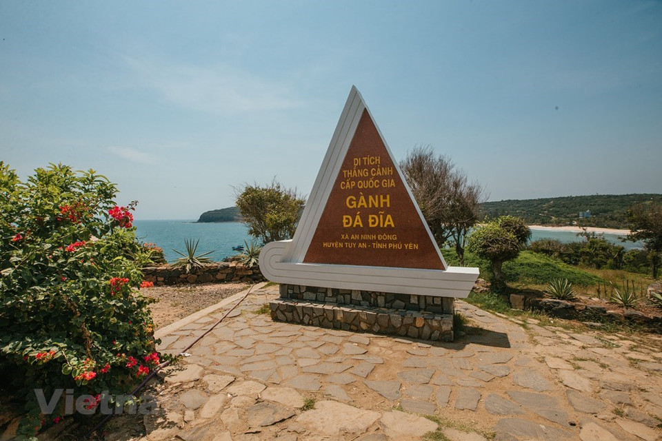  位于绥安县安宁东乡的石盤滩（Gành Đá Đĩa）国家风景区是来到富安省参观游览的游客不可错过的目的地。这是越南“独一无二”的景区，同时被视为“大自然的杰作”。石盘滩是越南最独特的天然奇观之一，同时也是富安省绝妙名胜之一。图片来源：Vietnam+