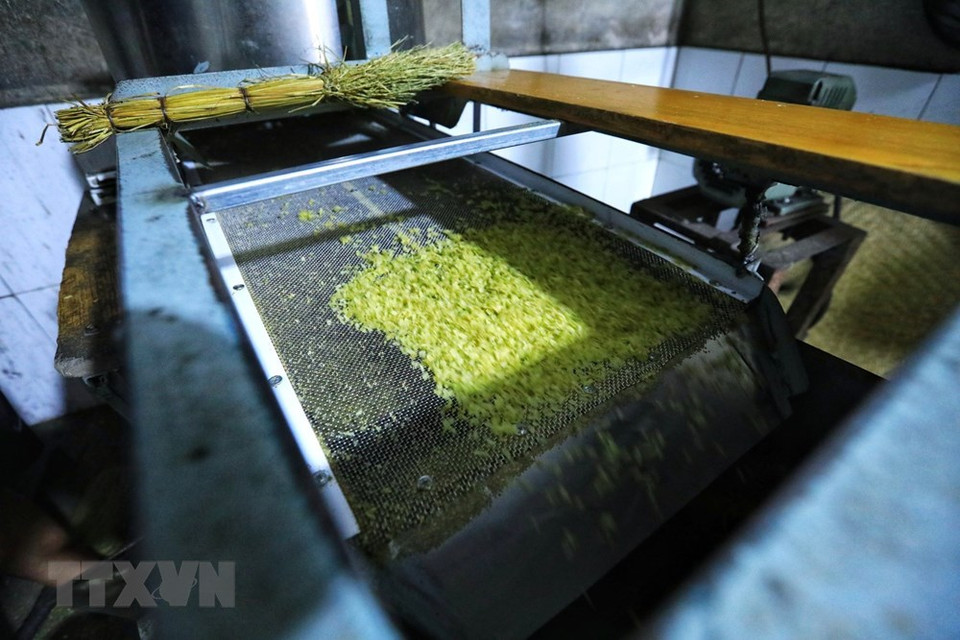 各个生产户也以机器代替了过去的全手工。这能节省时间、精力，减少成本但仍保留扁米片的特色：薄、软、香。越通社记者 诚达 摄